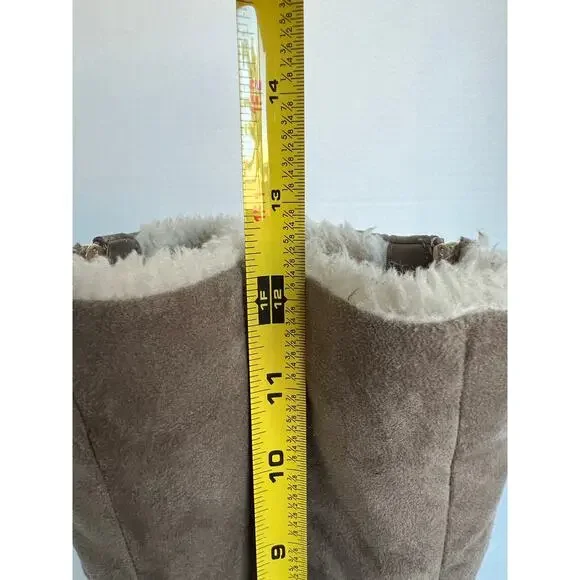 Juicy Couture Taupe Faux Suede Sherpa Lined Side Zip Wedge Heel Mid Calf Boots 8 - Picture 8 of 11